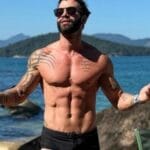 Gusttavo Lima mostra físico definido em fotos ousadas. Gusttavo Lima mostra físico definido em fotos ousadas.