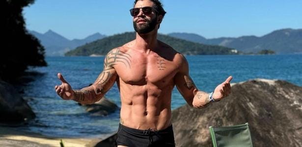 Gusttavo Lima mostra físico definido em fotos ousadas.