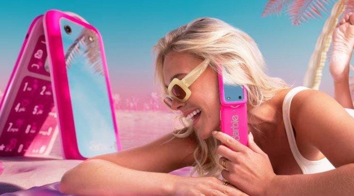 Barbie lança seu próprio celular, um ano após o filme.