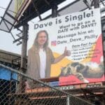 Homem gasta R$ 6,3 mil em outdoor para encontrar novo amor e divulga suas habilidades culinárias. Homem gasta R$ 6,3 mil em outdoor para encontrar novo amor e divulga suas habilidades culinárias.