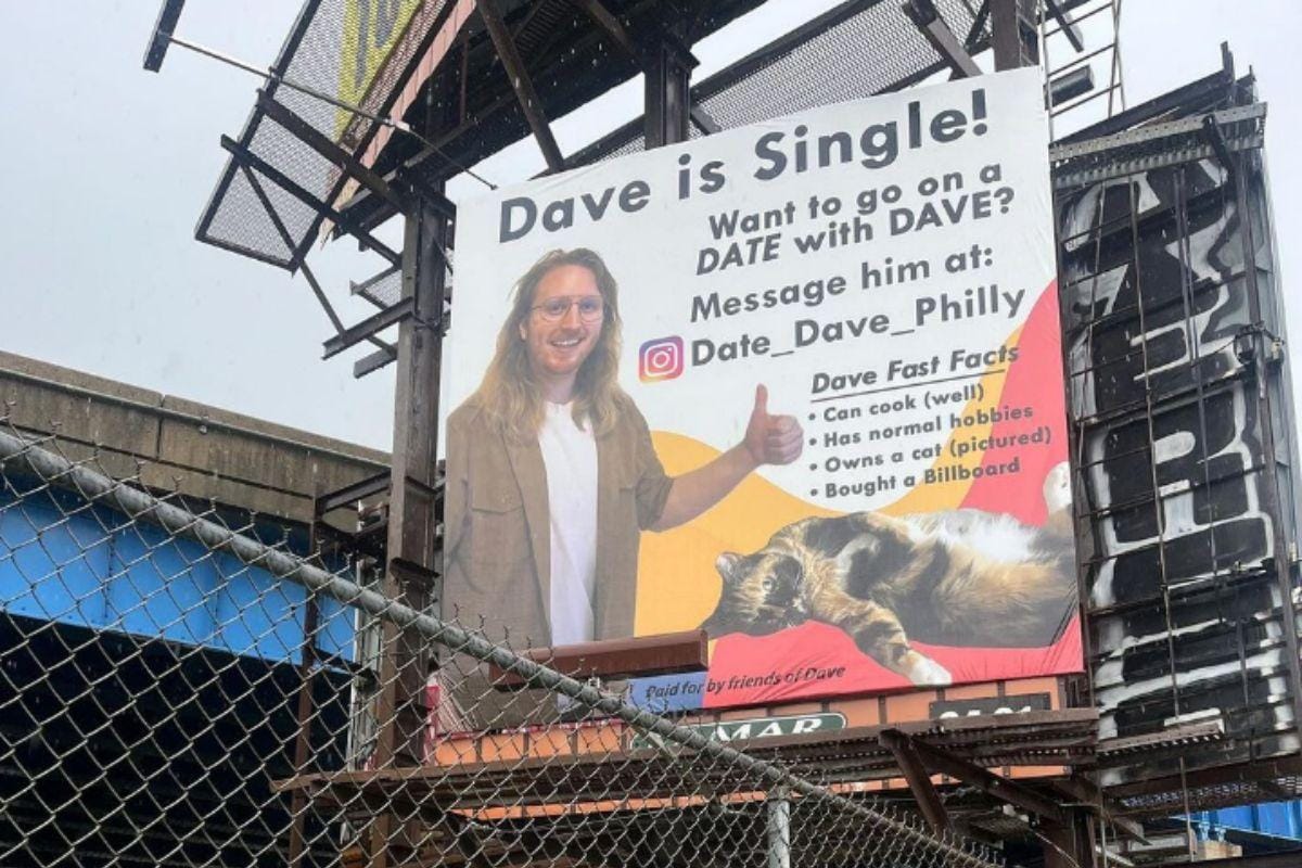 Homem gasta R$ 6,3 mil em outdoor para encontrar novo amor e divulga suas habilidades culinárias.