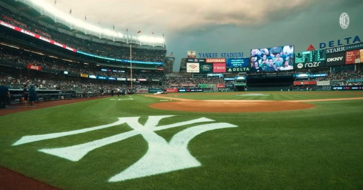 Zlatan Ibrahimovic lança bola inicial em jogo do Yankees.