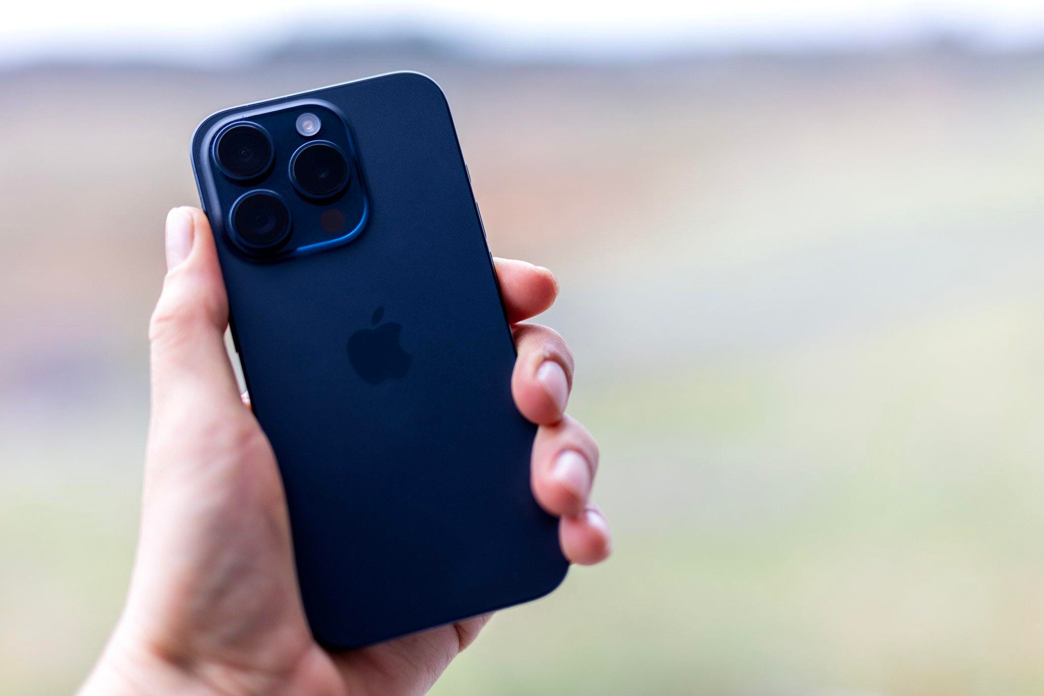 iPhone 15 Pro sobrevive 22 horas em lago, surpreendendo.