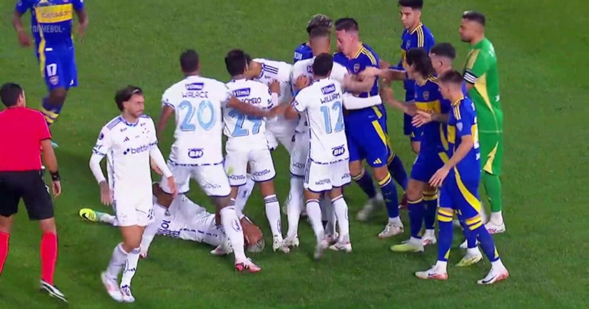 Jogador do Boca Juniors agride Matheus Pereira com tapa no rosto.