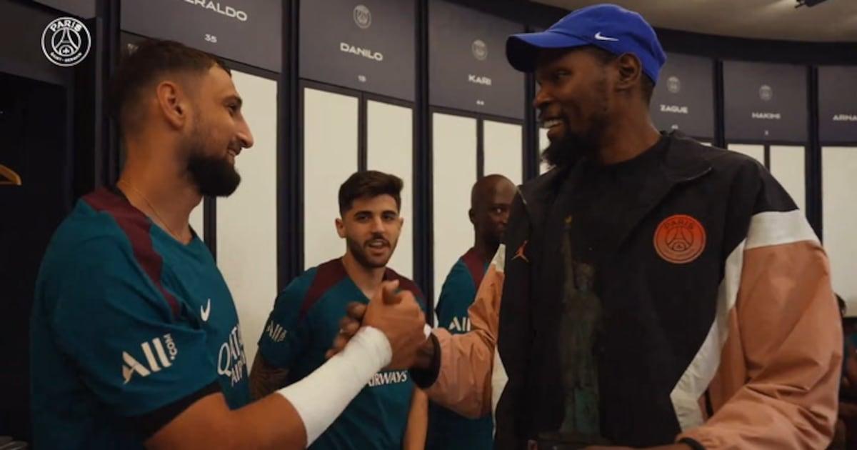Kevin Durant visita PSG e conhece jogadores olímpicos.