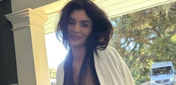 Kylie Jenner destaca sua beleza natural ao remover preenchimento labial.
