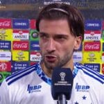 Cruzeiro luta em meio a segundo tempo sonolento, mas permanece na disputa. Cruzeiro luta em meio a segundo tempo sonolento, mas permanece na disputa.