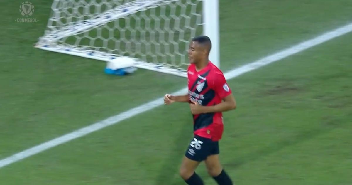 Lucas Esquivel brilha com assistências e lidera vitória do Athletico-PR na Sudamericana.