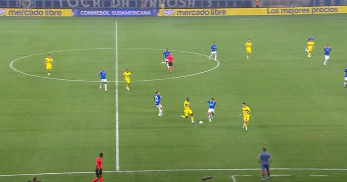 Expulsão de Luis Advíncula encurta partida do Boca Juniors no CONMEBOL Sudamericana.