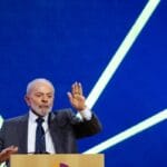 Lula promete moradias de qualidade para vítimas de enchentes no RS. Lula promete moradias de qualidade para vítimas de enchentes no RS.