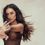 Gabriela lança seu primeiro álbum solo, mesclando MPB e pop. Gabriela lança seu primeiro álbum solo, mesclando MPB e pop.