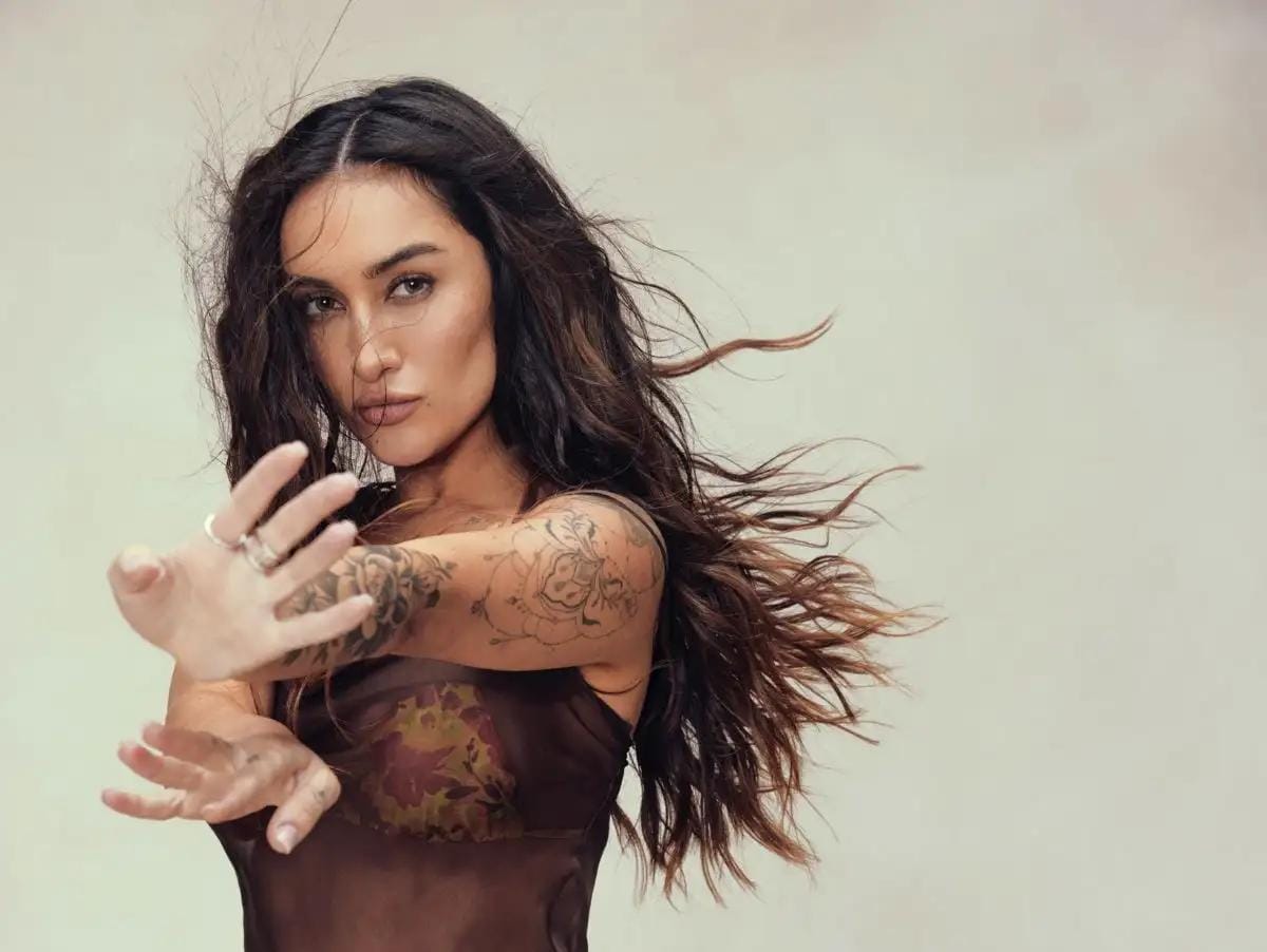 Gabriela lança seu primeiro álbum solo, mesclando MPB e pop.