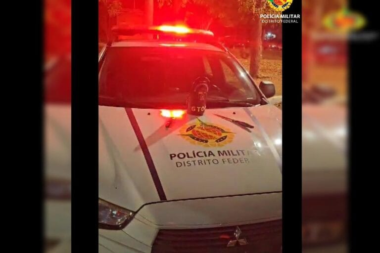 Mulher se tranca em quarto para evitar agressão do marido armado com facas.