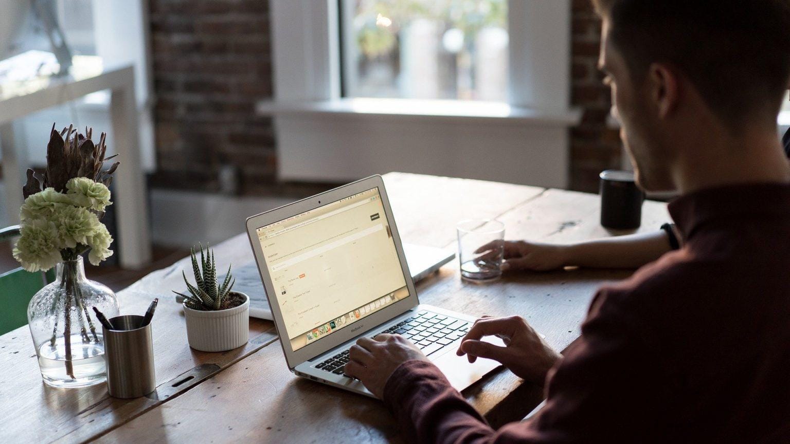 Startup britânica rejeita trabalho remoto em busca de impacto geracional.