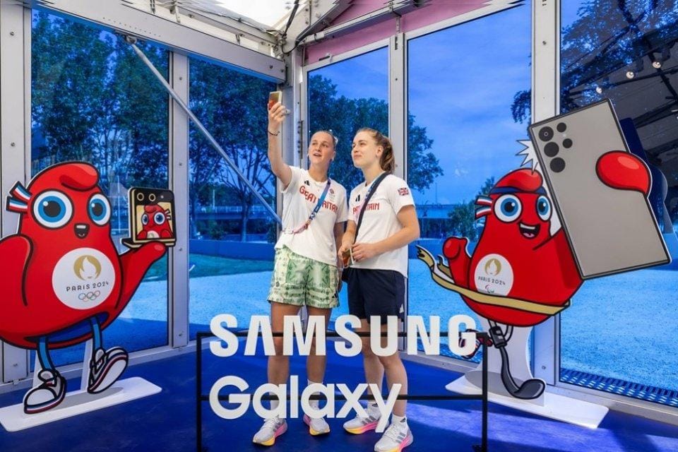 Atletas da Olimpíada de 2024 vendendo celulares da Samsung no eBay.