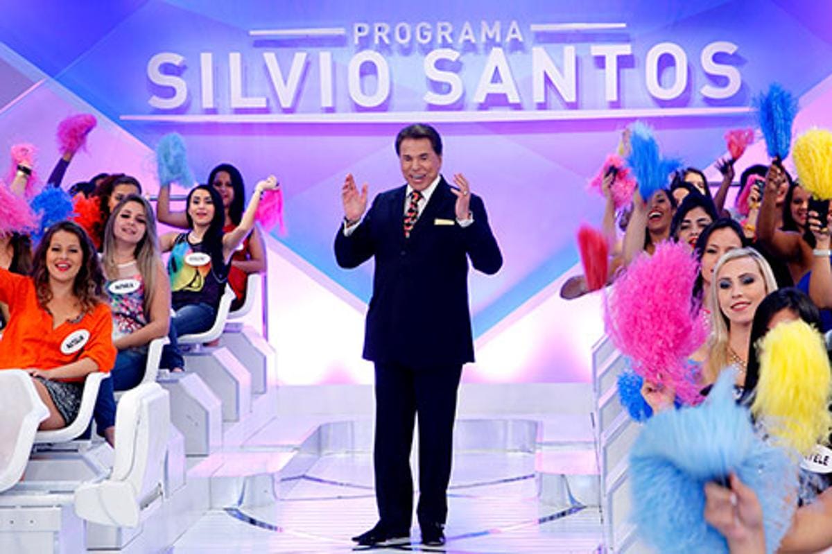 Silvio Santos, o ícone da televisão brasileira, falece aos 93 anos.