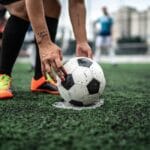 Premier League usa iPhones para melhorar decisões de impedimento.