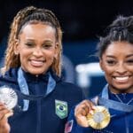 Rebeca abraça a grandeza de Simone em um momento decisivo. Rebeca abraça a grandeza de Simone em um momento decisivo.