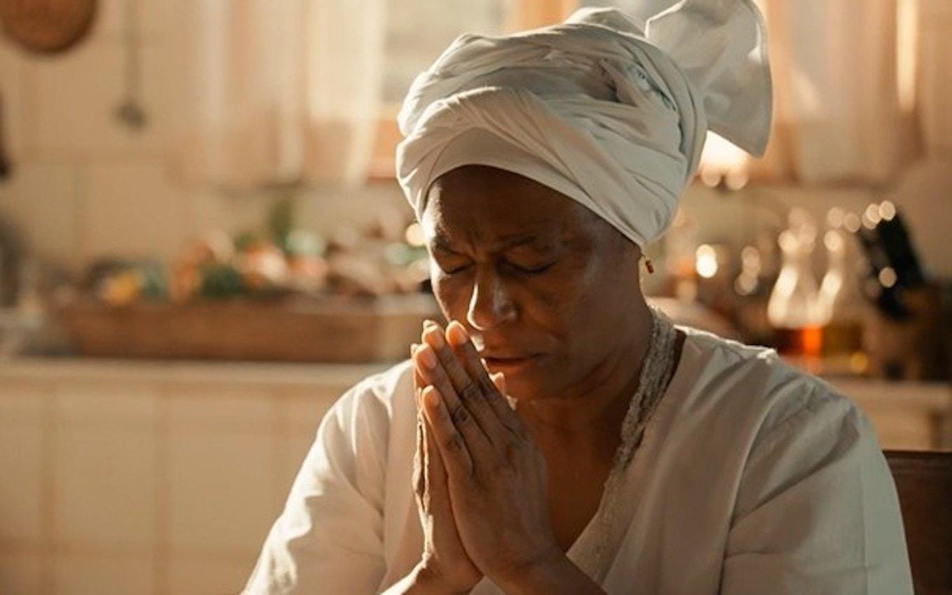 Inácia enfrenta Quitéria e liberta Teca da possessão.