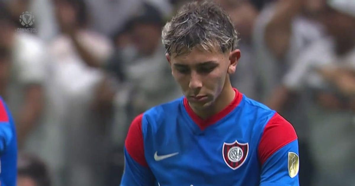 Jogador do Boca Juniors celebra gol contra rival com símbolo provocativo.