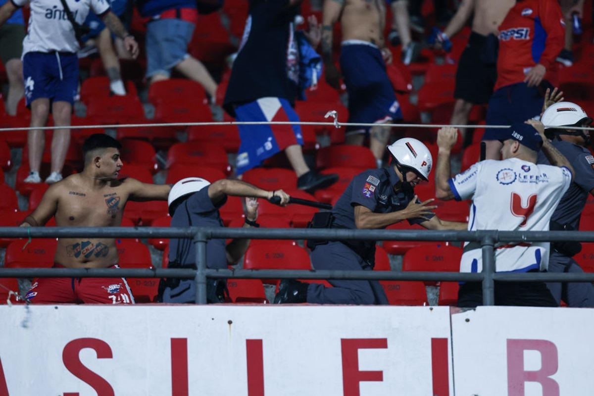 BRIGAS NO FUTEBOL REVELAM PROBLEMAS SOCIAIS NO URUGUAI.