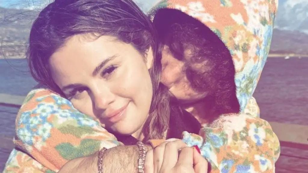 Será que Selena Gomez e Benny Blanco estão noivos? Veja as 5 fotos que deixam os fãs especulando.