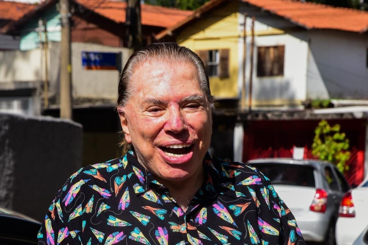 Apresentador da TV Silvio Santos internado por 15 dias em São Paulo.