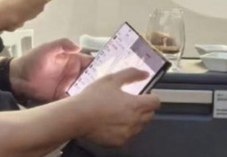 Smartphone dobrável da Huawei em três partes é revelado em foto.