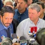 Governador Tarcísio rouba a cena em estreia de campanha com Nunes.