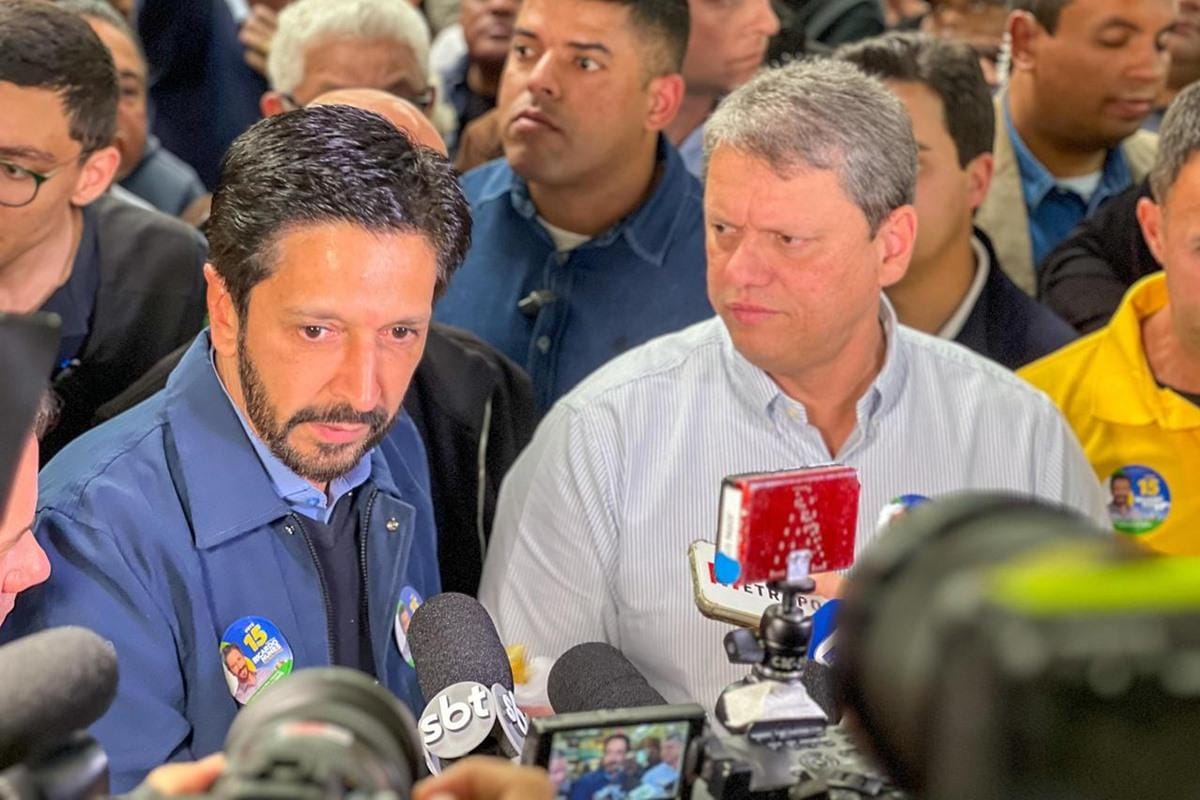 Governador Tarcísio rouba a cena em estreia de campanha com Nunes.