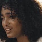 Teca demonstra presença de espírito com copo após bufadas no final de Renascer. Teca demonstra presença de espírito com copo após bufadas no final de Renascer.