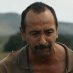 Trabalhador enfrenta violência extrema no emprego e surpreende.