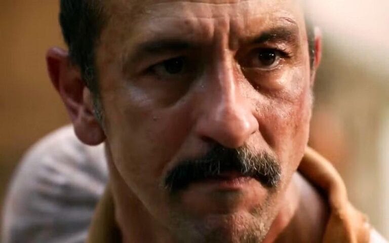 Tião rejeita dinheiro e comida, caminhando para a loucura.