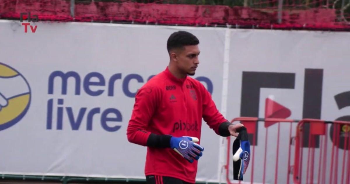 Treinador do Flamengo retorna e lidera sessão de treino.