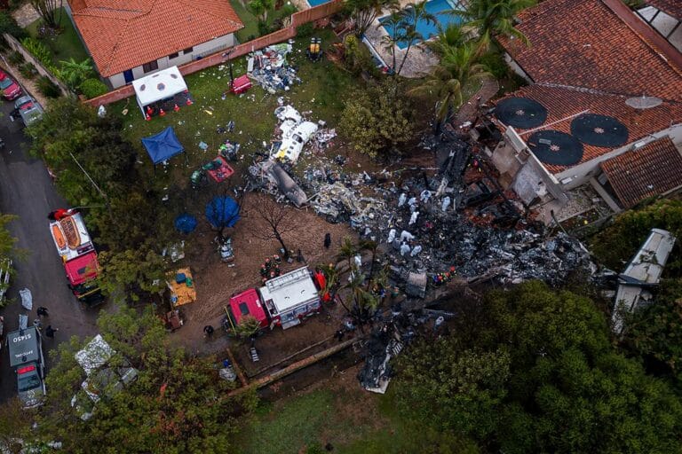 Empresa de avião que caiu em Vinhedo enfrenta demandas judiciais e reclamações.