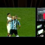 Jogador expulso após agressão durante jogo, com ajuda do VAR.