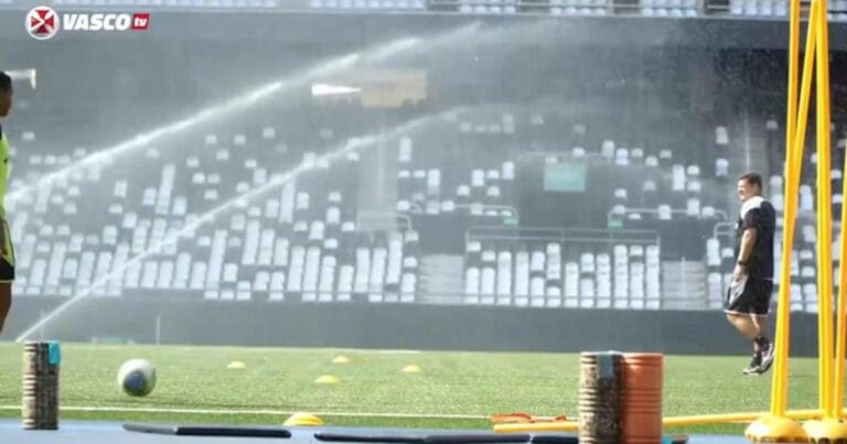 Vasco se prepara no campo sintético antes do clássico.