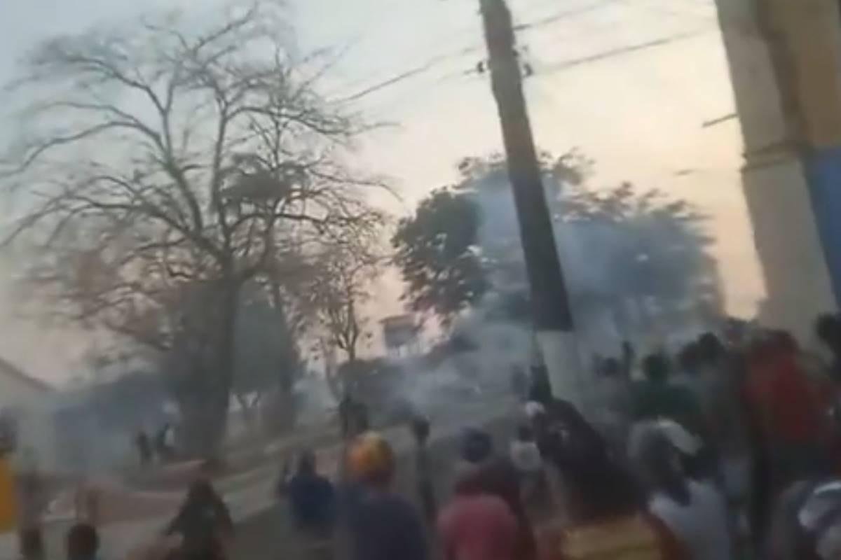 Conflito violento após destruição de dragas ilegais pela PF.