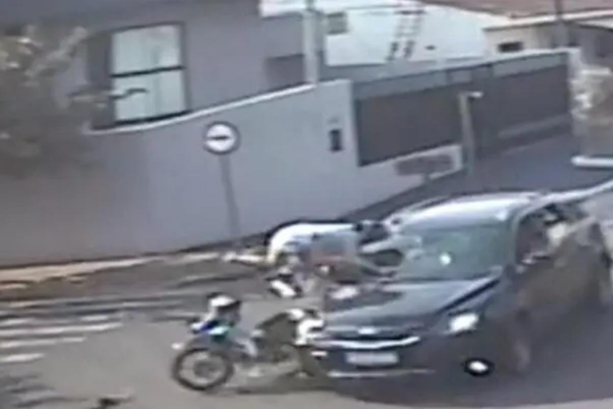 Motorista foge após atropelar motociclista gravemente.