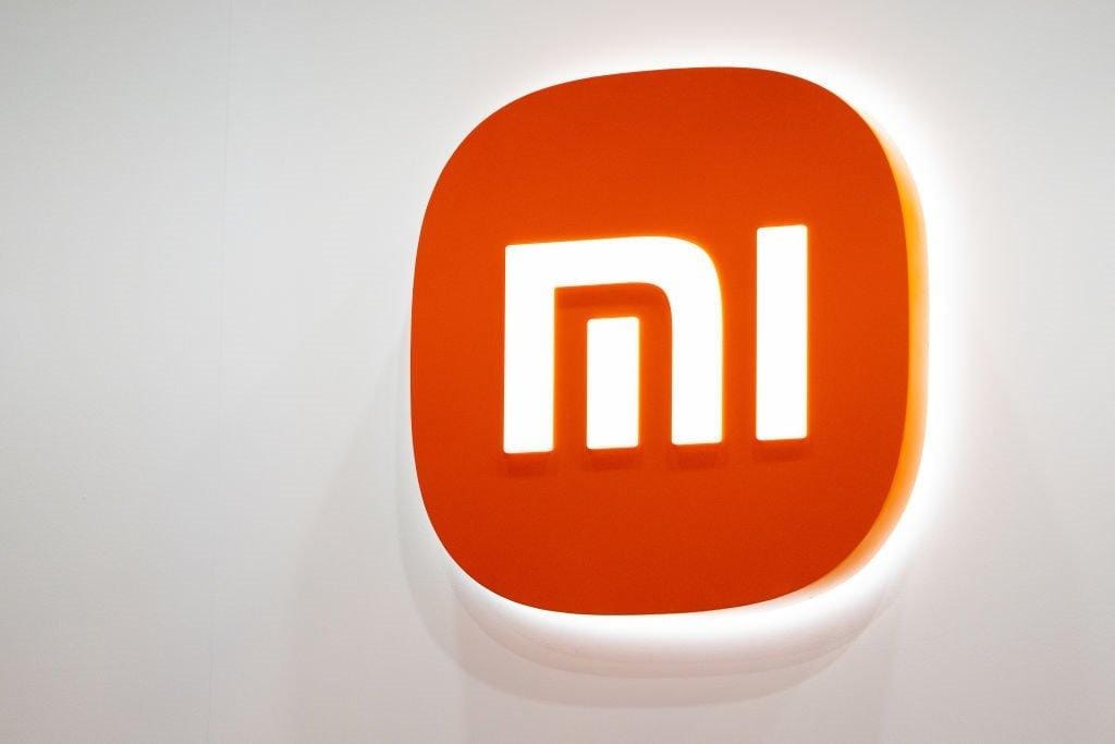 Xiaomi impulsiona receitas com vendas de carros elétricos e celulares.
