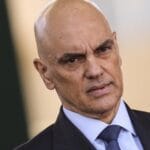 Ministro do STF impõe multas e exclusão de apps para evitar acesso ao X. Ministro do STF impõe multas e exclusão de apps para evitar acesso ao X.