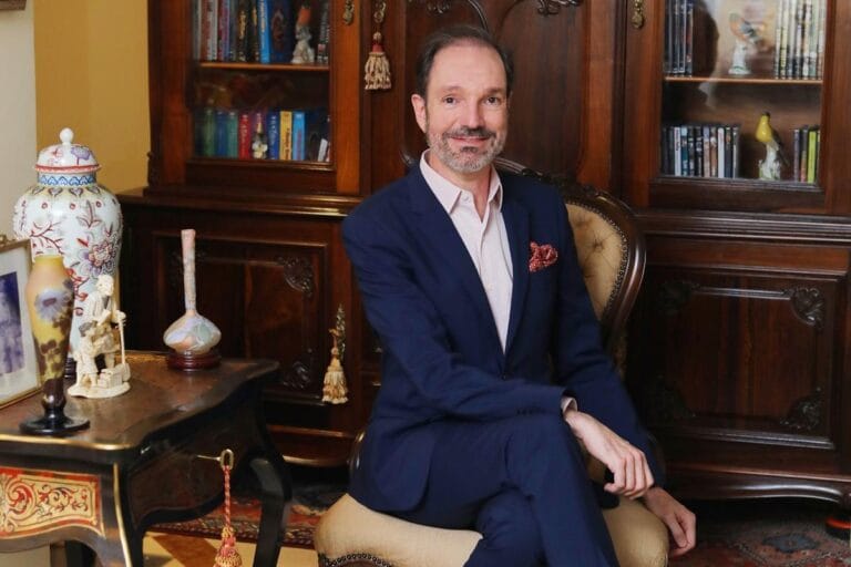 Amador Outerelo recebe amigos em sofisticada noite de jantar.