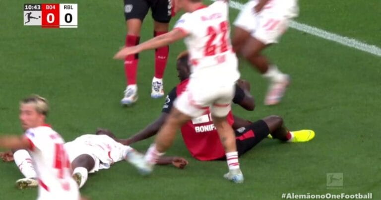 Bicicleta de Boniface acerta acidentalmente Haidara na Bundesliga.