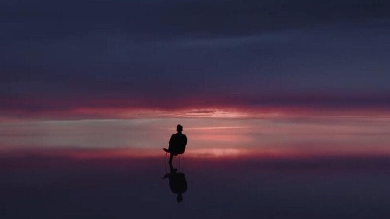 Huawei revela novo celular com design inovador e duas dobradiças.