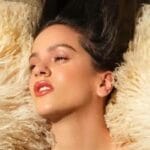 Rosalía revela inspirações de Kate Bush, Janis Joplin e livros para novo álbum. Rosalía revela inspirações de Kate Bush, Janis Joplin e livros para novo álbum.