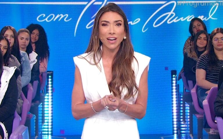 Apresentadora Patricia Abravanel chora emocionada no retorno do Programa Silvio Santos.