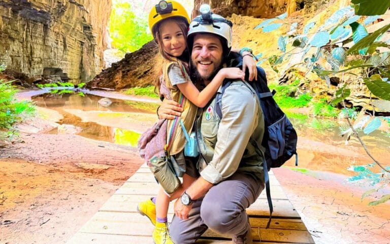 Descobrindo os segredos da Caverna Encantada.