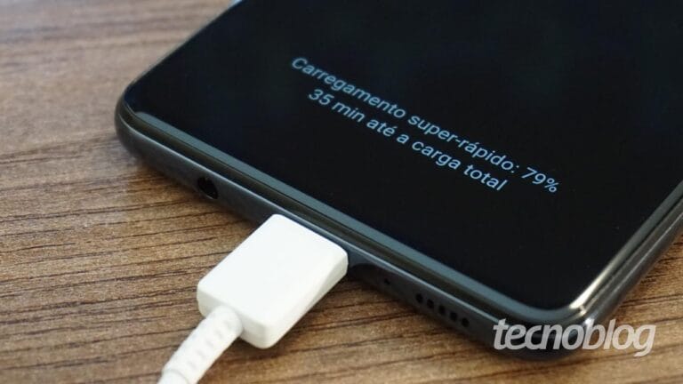 Cuidado ao usar carregadores incompatíveis com seu celular Samsung.