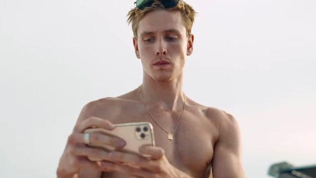 Prazer, Paixão e Realização: O Novo Thriller de Harris Dickinson.