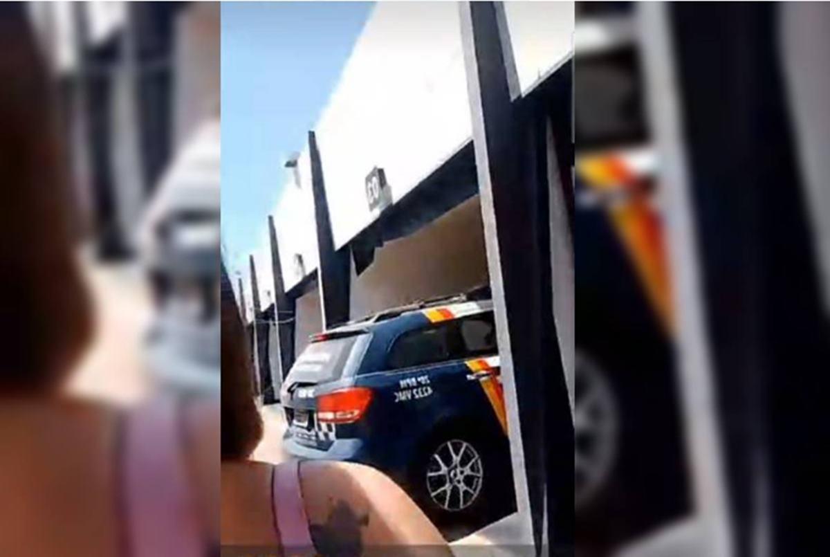 Policial militar surpreendido em motel com travesti após